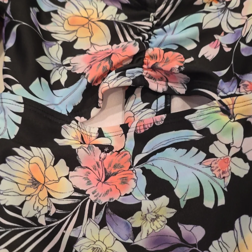 ❤️10/$40 New art class swimsuit